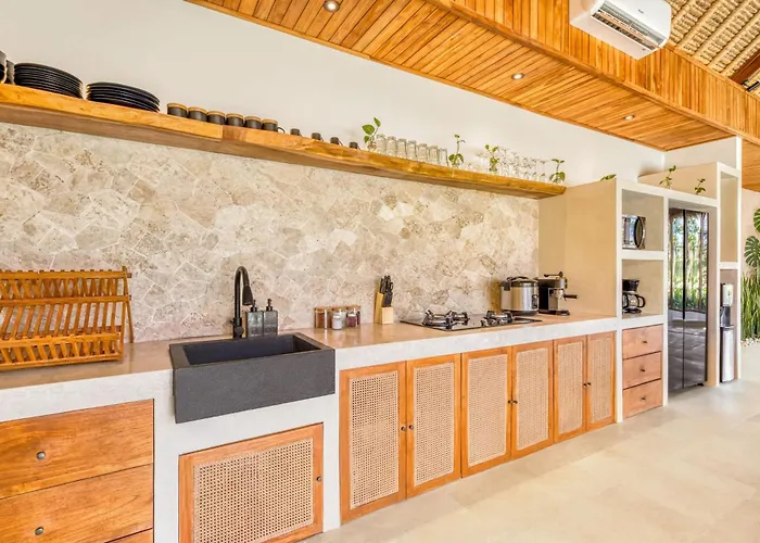 Villa El Gaucho: Brand New 9bdr Prime Location